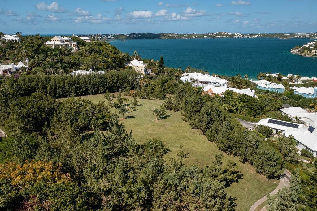 27. Propriedade para Venda às Knapton House: Intriguing History, Prime Acreage & Ocean Views Knapton House: Intriguing History, Prime Acreage & Ocean Views, 40 Knapton Hill,Bermuda – Sinclair Realty